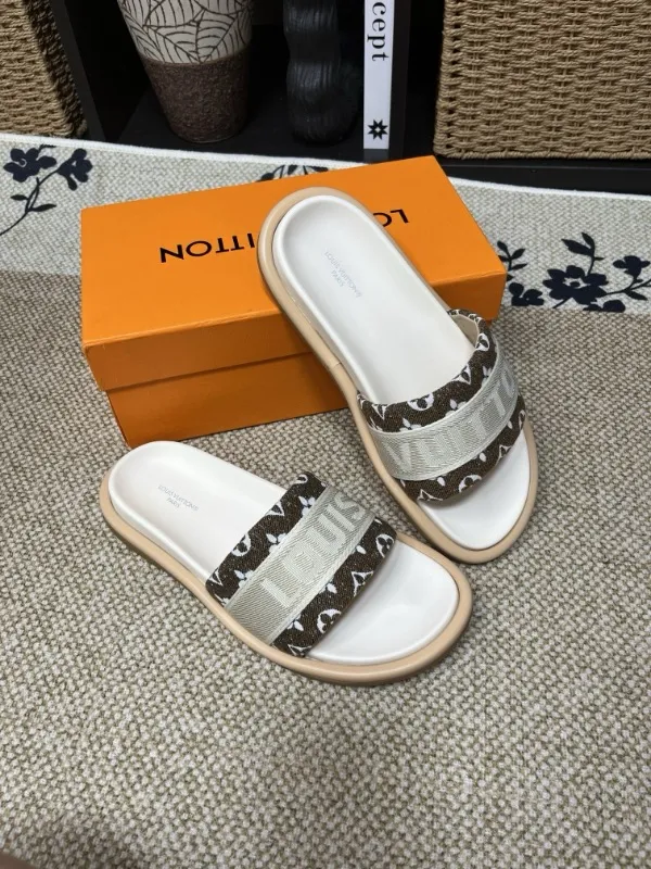 P320💰[New model] Long-term availability, 2025 new model, couple model [LOUlS VUlTTON] comes with drawer box, bag, card, invoice "Louis Vuitton ~ unique modern sandals. 》LV counter purchasing 🏃Men's and women's casual slippers, sold at the same time at the counter, the original old flower material upper is soft and comfortable, (refuses to discolor and rub the feet) sole: original factory special combination original sole, code number: 35--46 4 multiple colors 🉑️ to choose from